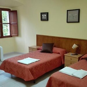 Habitación Grande con 2 Camas Individuales